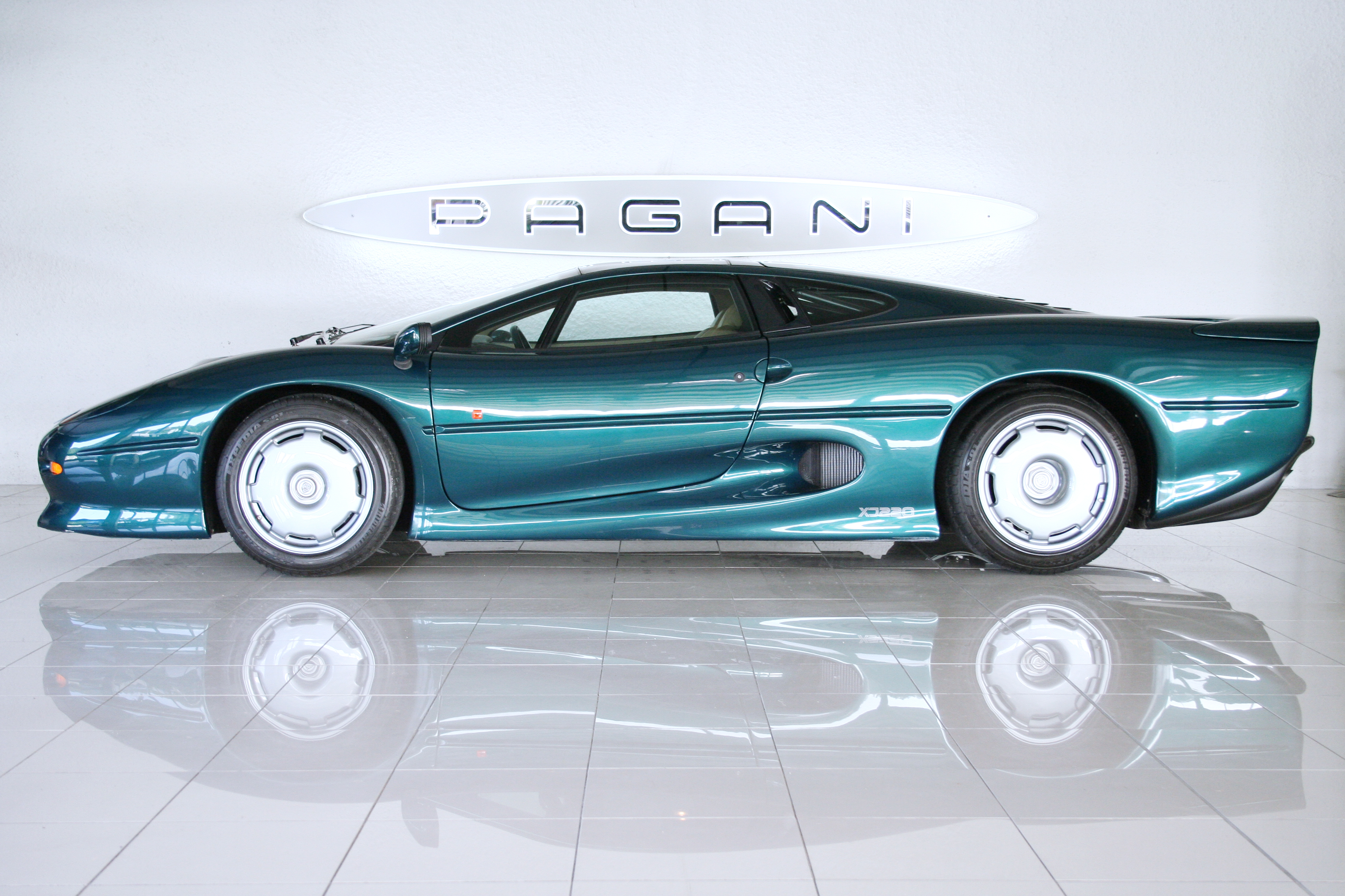 Jaguar XJ 220
