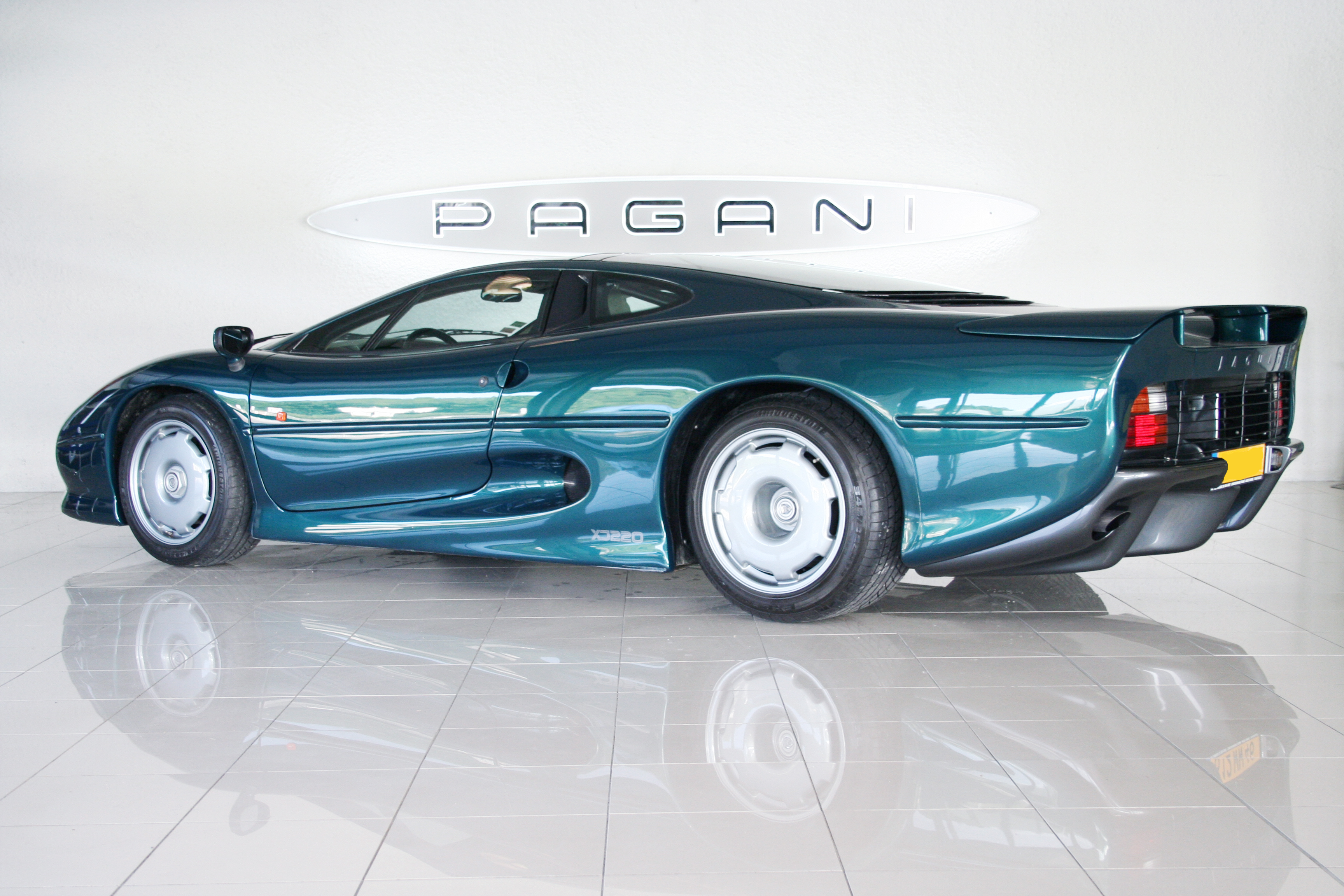 Jaguar XJ 220