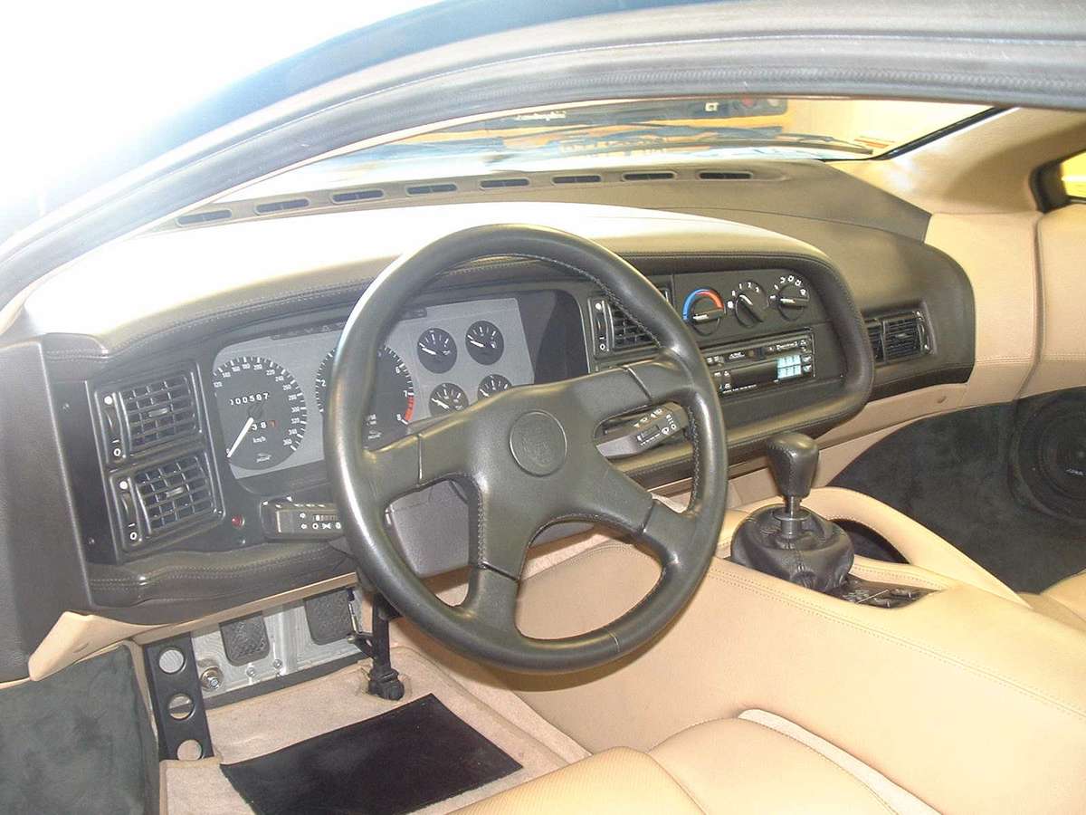 Jaguar XJ 220