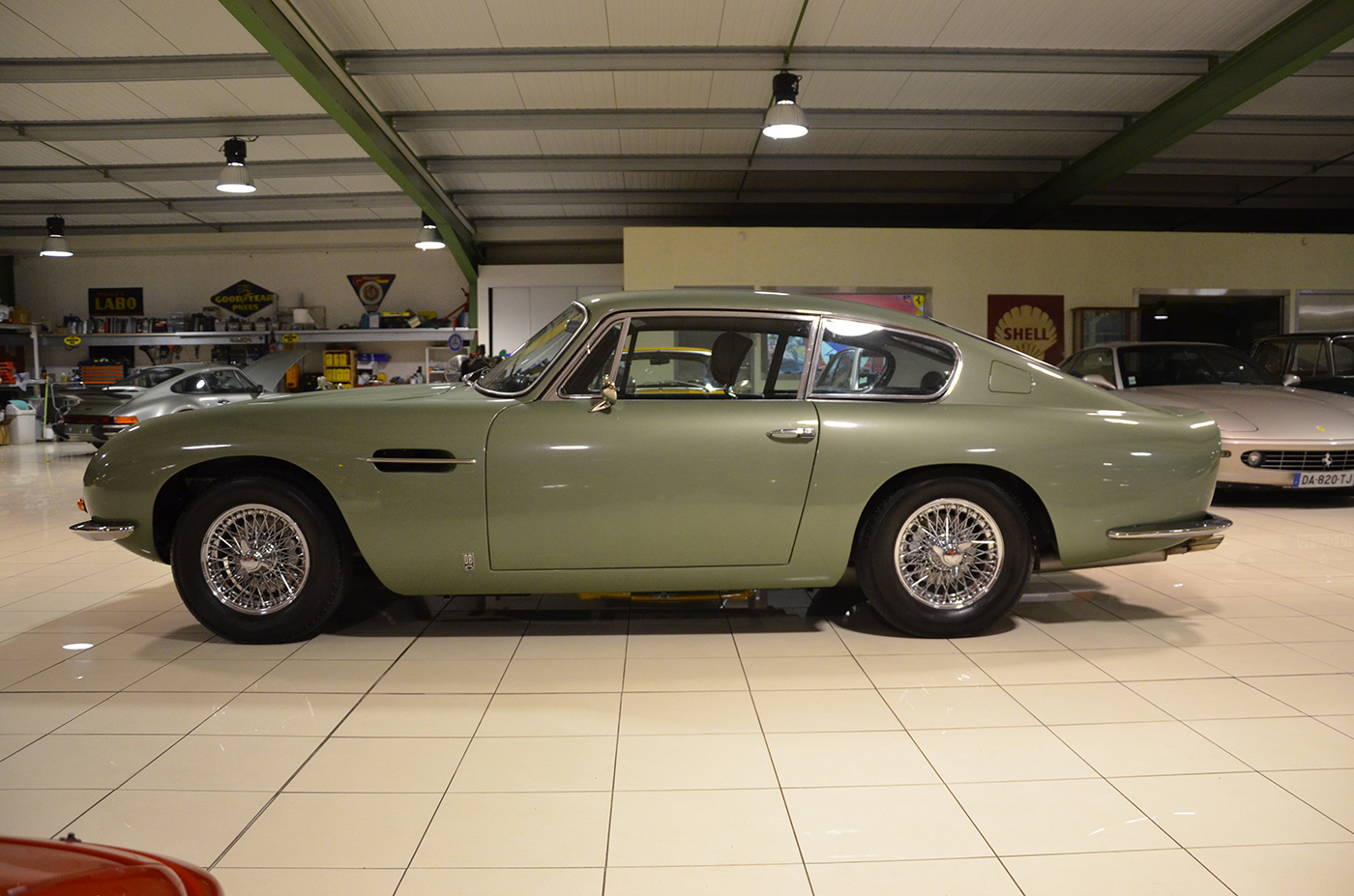 Aston Martin DB6